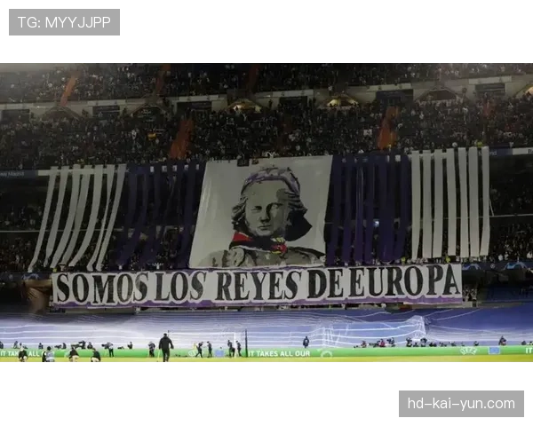 现场:斯特拉斯堡球迷看台展示巨型TIFO,致敬俱乐部成立百年